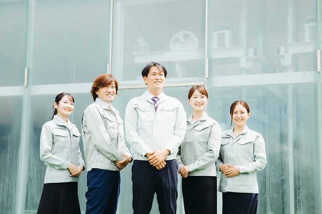 5人の作業服の人物