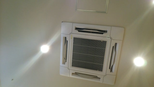天井にある業務用エアコン